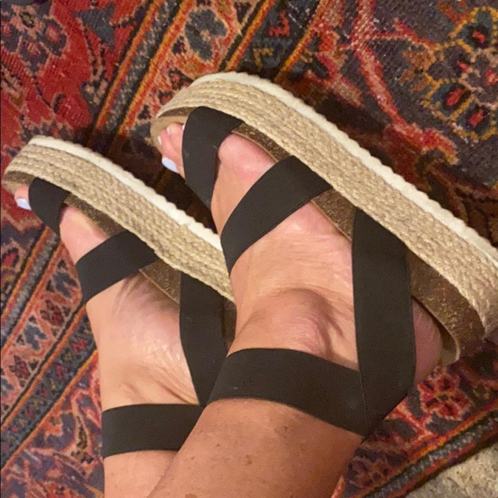 NEW DIRECTIONS SIZE 8 1/2 black sandals.
